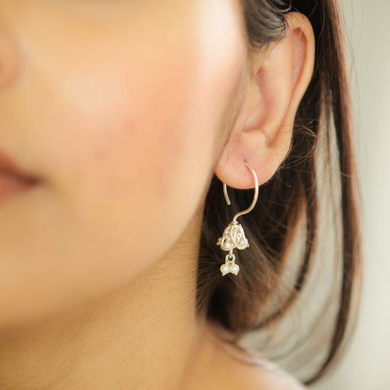 Silver lightweight Jhumki earrings in white polish with Pearls